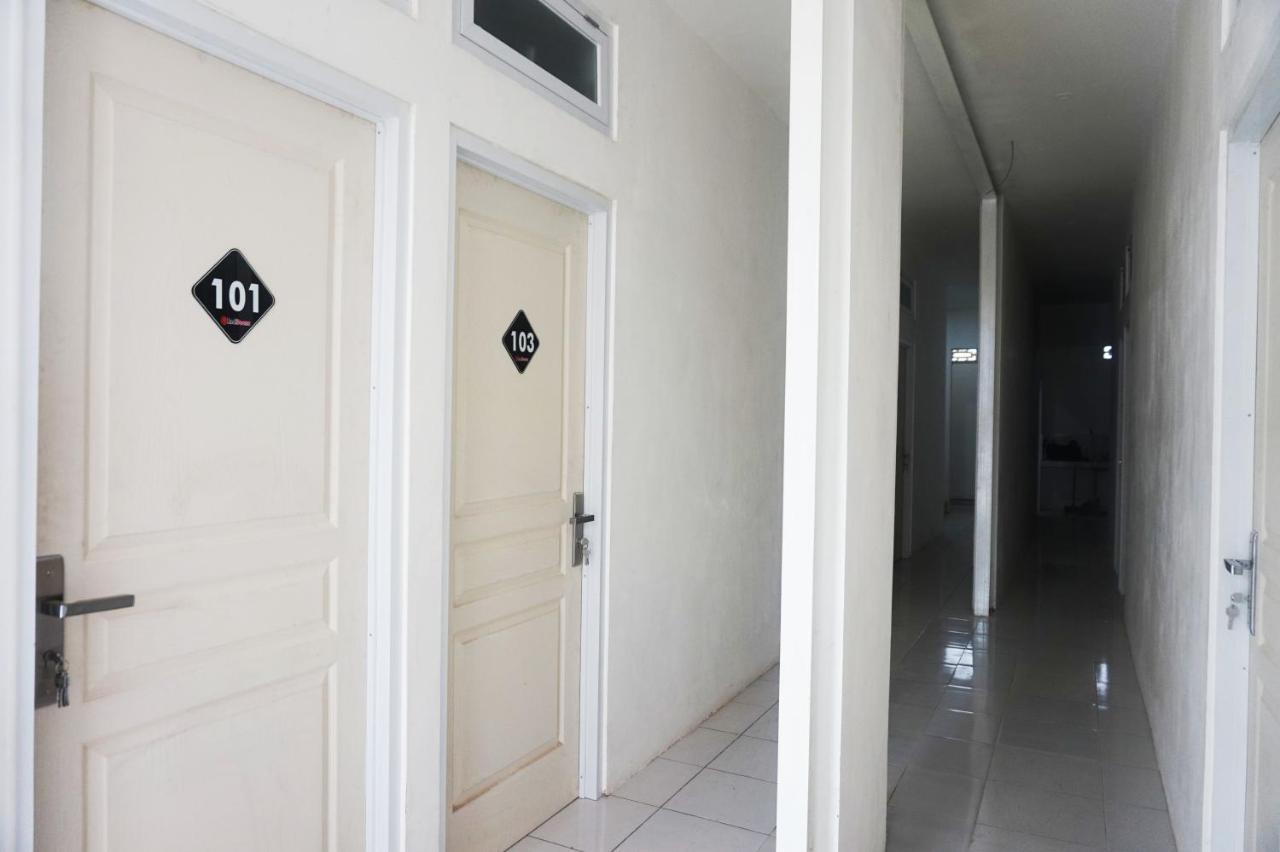 Reddoorz @ Jalan Tanjung Blitar Hotel Kültér fotó